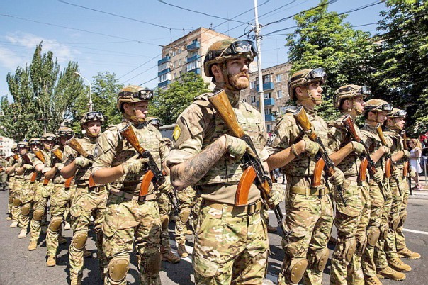 В Мариуполе прошел парад под нацистскими свастиками