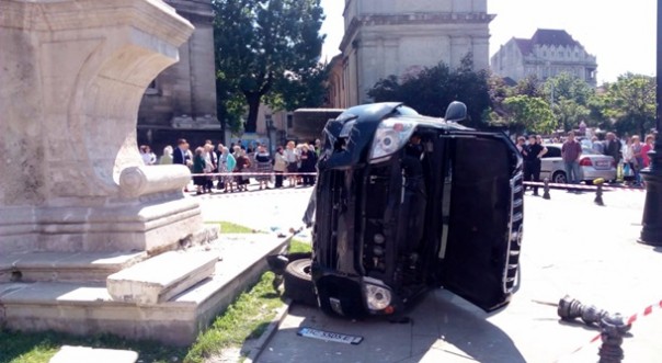 В центре Львова джип врезался в толпу, есть жертвы В центре Львова джип врезался в толпу, есть жертвы