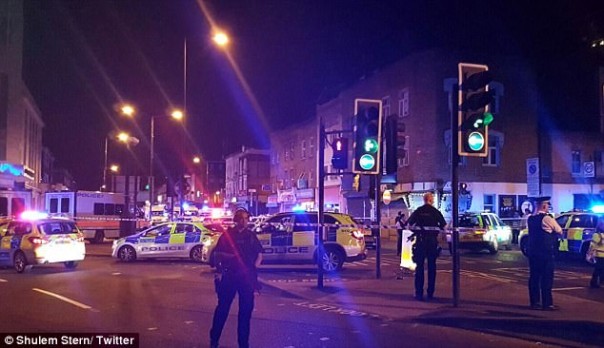 В Лондоне фургон наехал на толпу людей В Лондоне фургон наехал на толпу людей