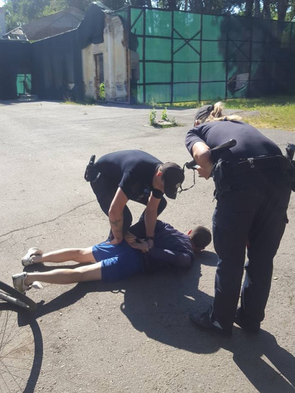 ЧП на Украине: Лебедь напал на мужчину, мывшегося в пруду из-за отключенной горячей воды ЧП на Украине: Лебедь напал на мужчину, мывшегося в пруду из-за отключенной горячей воды