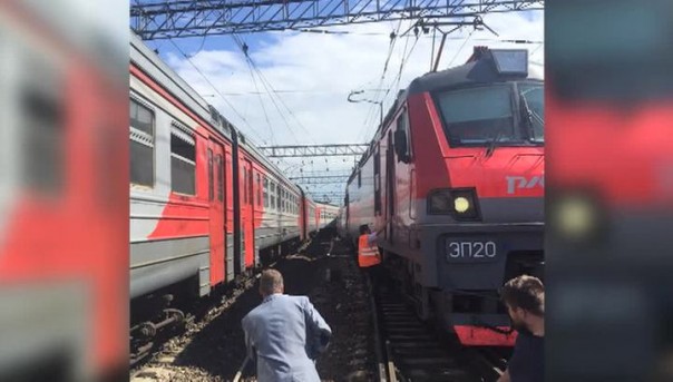 На Курском вокзале в Москве столкнулись две электрички