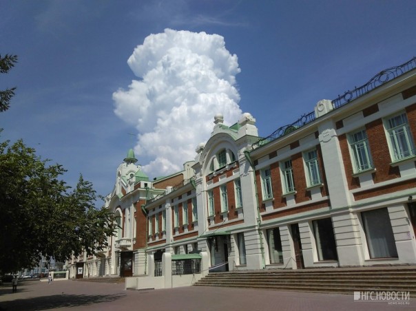 Необычное облако в виде гигантской башни удивило жителей Новосибирска