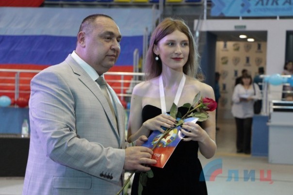 Глава ЛНР вручил дипломы отличника участникам первого в Республике бала медалистов (Фото)