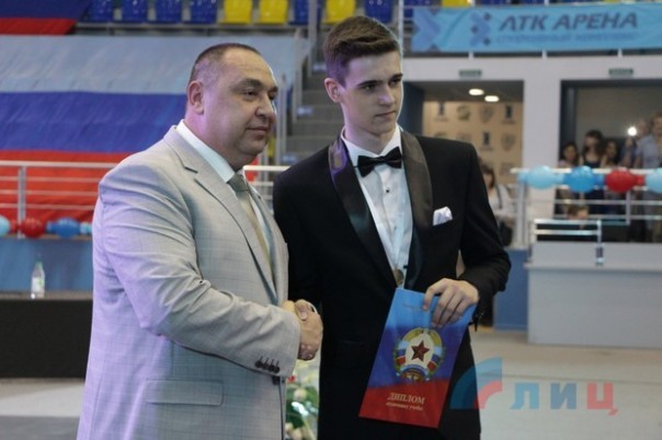 Глава ЛНР вручил дипломы отличника участникам первого в Республике бала медалистов (Фото)