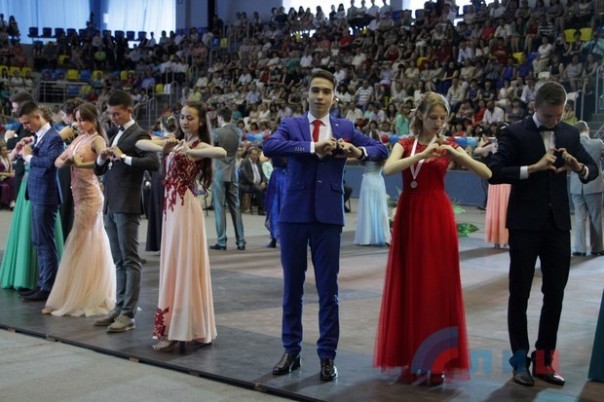 Глава ЛНР вручил дипломы отличника участникам первого в Республике бала медалистов (Фото)