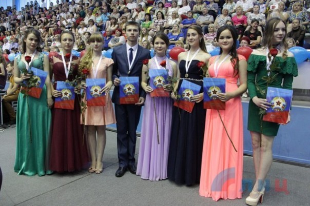 Глава ЛНР вручил дипломы отличника участникам первого в Республике бала медалистов (Фото)