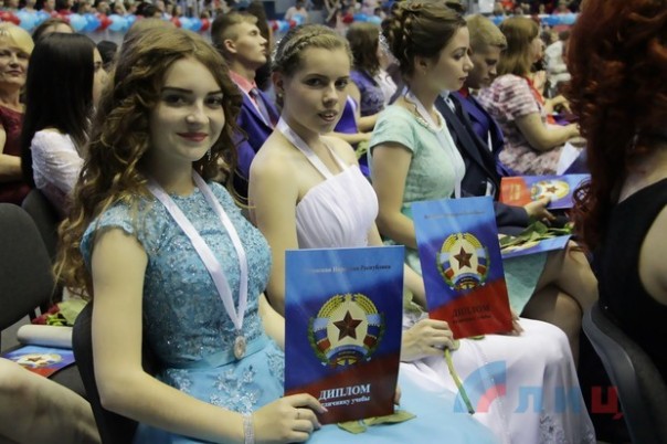 Глава ЛНР вручил дипломы отличника участникам первого в Республике бала медалистов (Фото)