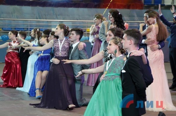 Глава ЛНР вручил дипломы отличника участникам первого в Республике бала медалистов (Фото)