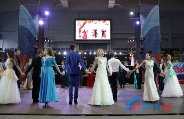 Глава ЛНР вручил дипломы отличника участникам первого в Республике бала медалистов (Фото)