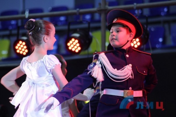 Глава ЛНР вручил дипломы отличника участникам первого в Республике бала медалистов (Фото)