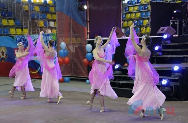 Глава ЛНР вручил дипломы отличника участникам первого в Республике бала медалистов (Фото)