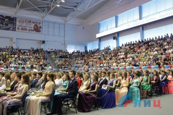 Глава ЛНР вручил дипломы отличника участникам первого в Республике бала медалистов (Фото)