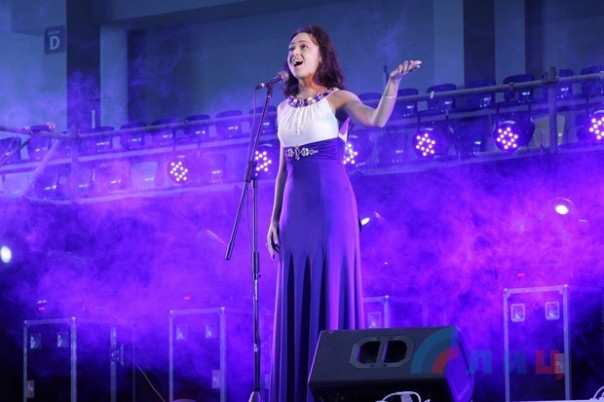 Глава ЛНР вручил дипломы отличника участникам первого в Республике бала медалистов (Фото)