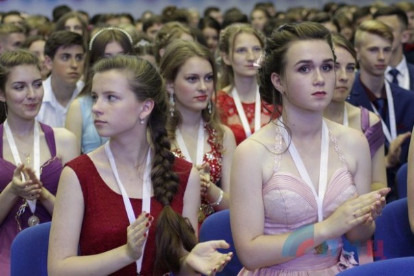 Глава ЛНР вручил дипломы отличника участникам первого в Республике бала медалистов (Фото)