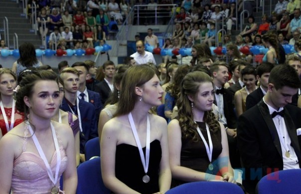 Глава ЛНР вручил дипломы отличника участникам первого в Республике бала медалистов (Фото)