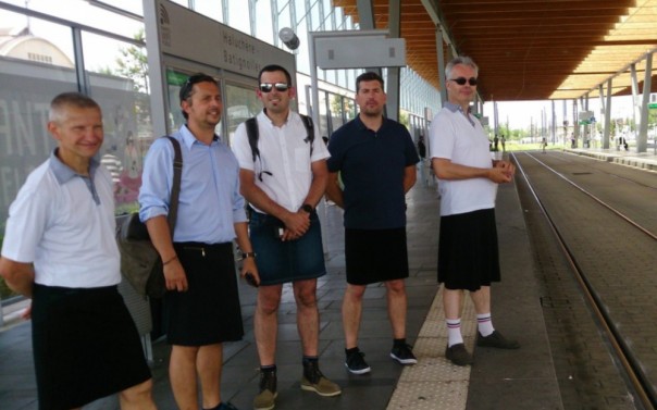 Во Франции водители трамваев надели на работу юбки после запрета на шорты Во Франции водители трамваев надели на работу юбки после запрета на шорты