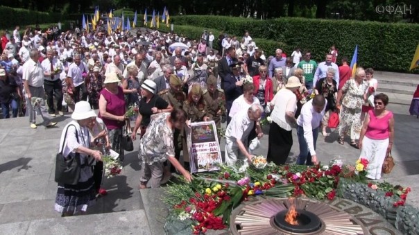 В Парке Вечной славы в Киеве потребовали освободить страну от европейского и украинского фашизма