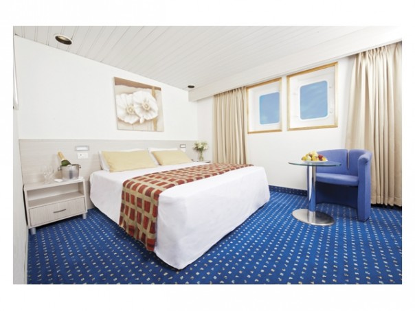 На круизный лайнер «Князь Владимир», который начал курсировать из Сочи в Крым, уже продано более 5 тысяч путевок.