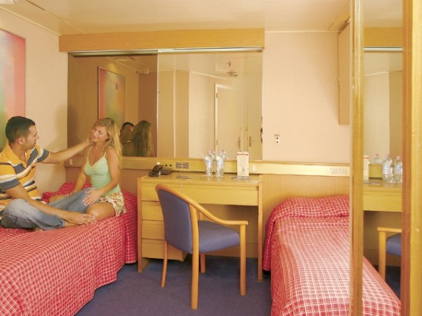 На круизный лайнер «Князь Владимир», который начал курсировать из Сочи в Крым, уже продано более 5 тысяч путевок.