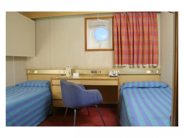 На круизный лайнер «Князь Владимир», который начал курсировать из Сочи в Крым, уже продано более 5 тысяч путевок.