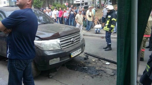 В центре Киева взорвался джип В центре Киева взорвался джип
