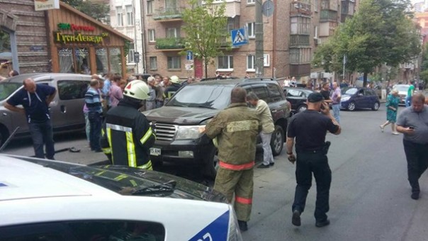 В центре Киева взорвался джип В центре Киева взорвался джип
