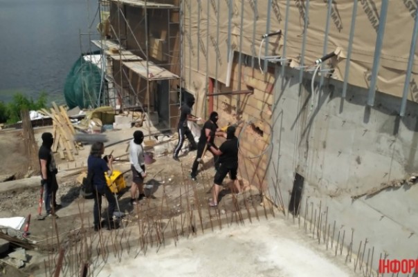 Ну а что, в Европе все так делают: Неизвестные в масках устроили разгром в недостроенном ресторанно-отельном комплексе в Киеве Ну а что, в Европе все так делают: Неизвестные в масках устроили разгром в недостроенном ресторанно-отельном комплексе в Киеве