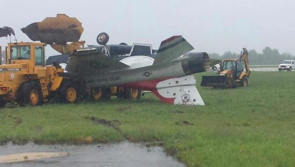 Истребитель F-16 перевернулся после приземления в США