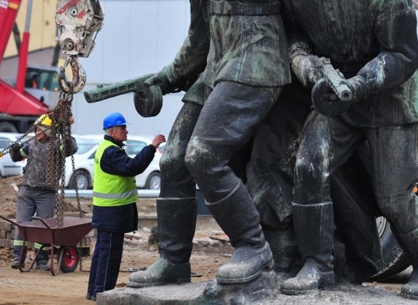 Бойтесь жесткой реакции: как РФ ответит Польше на снос памятников советским солдатам