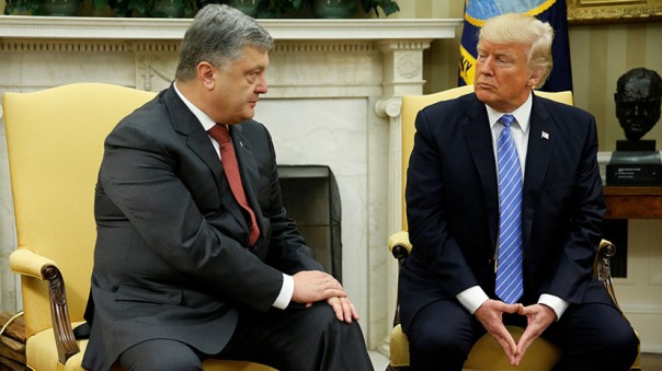 Порошенко сам передал Трампу документы против Украины: версия