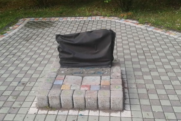 В Киевском парке Киевляне 25 июня Де-нацифицировали знак установленный Карателям АТО. Хунта замалчивает этот инциндент.