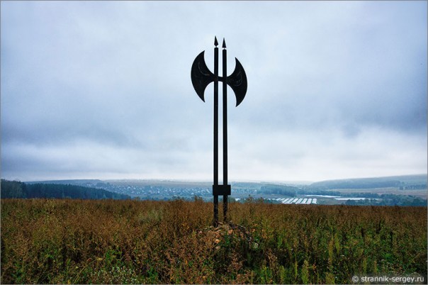 восьменская битва в истории тульской области. 1498622056 e news.su 2012 08 18 01. восьменская битва в истории тульской области фото. восьменская битва в истории тульской области-1498622056 e news.su 2012 08 18 01. картинка восьменская битва в истории тульской области. картинка 1498622056 e news.su 2012 08 18 01. Царь Василий Шуйский получил в Серпухове донесение о том, что крестьянско-казацкое войско, двигавшееся по серпуховской дороге, повернуло на Каширу. На основании донесения царь «послал тотчас» в Каширу на усиление полка Голицына «ис Серпухова голов с сотнями». К этому времени к каширскому полку присоединились и рязанцы во главе с князем Лыковым. Боярское войско выступило из Каширы навстречу Болотникову, форсировало Оку по «Сенькиным бродам» и остановилось на р. Беспуте (в 15 км от Каширы), заняв позицию у устья р. Восьмы, впадающей в р. Беспуту. Главные силы (боярские полки и сотни стрелецкие) расположились на правом берегу Восьмы, рязанцы же находились на ее левом берегу, составляя резерв. восьменская битва в истории тульской области. 1498622056 e news.su 2012 08 18 01. восьменская битва в истории тульской области фото. восьменская битва в истории тульской области-1498622056 e news.su 2012 08 18 01. картинка восьменская битва в истории тульской области. картинка 1498622056 e news.su 2012 08 18 01. Царь Василий Шуйский получил в Серпухове донесение о том, что крестьянско-казацкое войско, двигавшееся по серпуховской дороге, повернуло на Каширу. На основании донесения царь «послал тотчас» в Каширу на усиление полка Голицына «ис Серпухова голов с сотнями». К этому времени к каширскому полку присоединились и рязанцы во главе с князем Лыковым. Боярское войско выступило из Каширы навстречу Болотникову, форсировало Оку по «Сенькиным бродам» и остановилось на р. Беспуте (в 15 км от Каширы), заняв позицию у устья р. Восьмы, впадающей в р. Беспуту. Главные силы (боярские полки и сотни стрелецкие) расположились на правом берегу Восьмы, рязанцы же находились на ее левом берегу, составляя резерв.