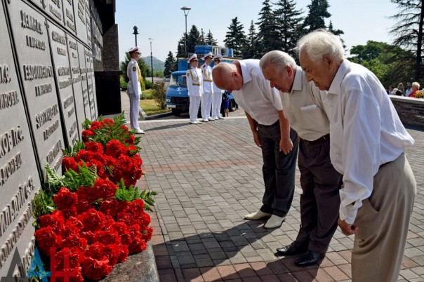 Жители Донецка отдали дань памяти подвигу павших во времена ВОВ партизан и подпольщиков
