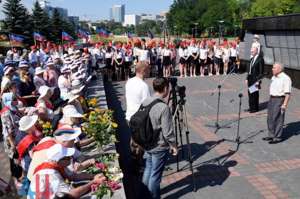 Жители Донецка отдали дань памяти подвигу павших во времена ВОВ партизан и подпольщиков