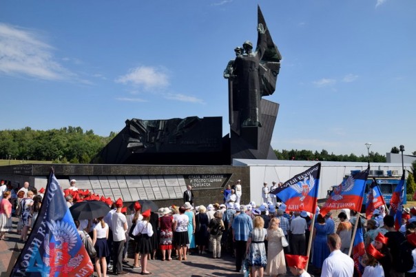 Жители Донецка отдали дань памяти подвигу павших во времена ВОВ партизан и подпольщиков