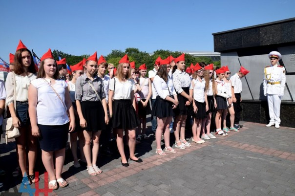 Жители Донецка отдали дань памяти подвигу павших во времена ВОВ партизан и подпольщиков