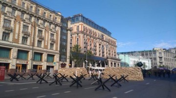 Журналисты ведущих западных СМИ приняли инсталляцию на Тверской за настоящие баррикады