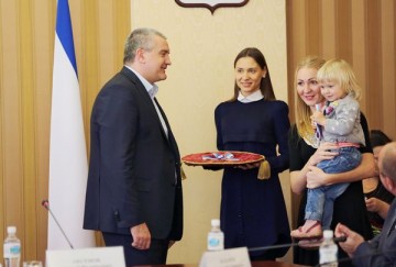 Аксёнов вручит квартиры юным крымчанам