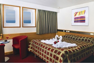 На круизный лайнер «Князь Владимир», который начал курсировать из Сочи в Крым, уже продано более 5 тысяч путевок.