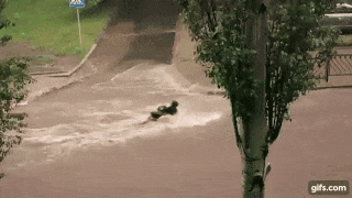 Житель Донецка снял на видео, как женщину уносит потоком ливня