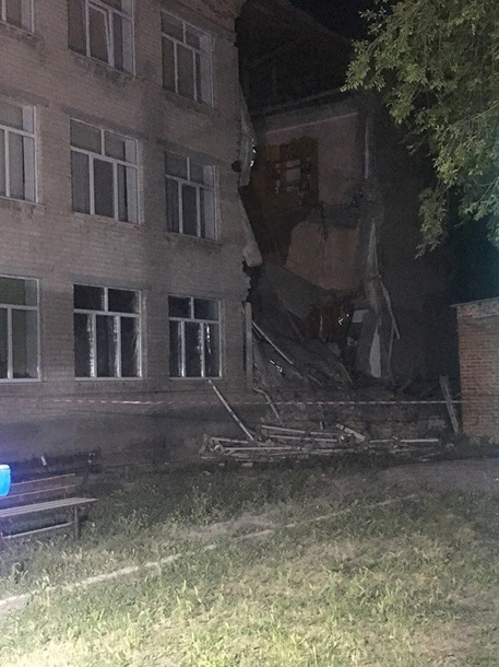 В Николаевской области рухнула часть школы В Николаевской области рухнула часть школы