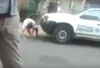 Обнищавшие укры, чтобы без виз отведать немецких колбасок в Венской опере, пытаются развести на бабки даже копов