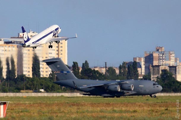 В аэропорту Одессы разгрузились самолеты НАТО В аэропорту Одессы разгрузились самолеты НАТО