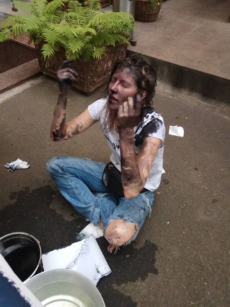 В Киеве 10 человек в масках с криками «Вот вам, пид…расы!» напали на организаторов лекции «Трансгендер» В Киеве 10 человек в масках с криками «Вот вам, пид…расы!» напали на организаторов лекции «Трансгендер»