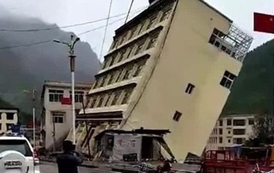 Наводнение смыло пятиэтажный дом в Тибете