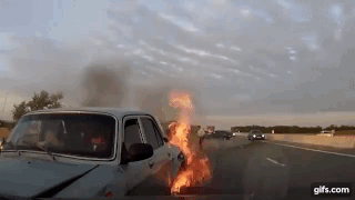 Очевидцы сняли душераздирающее видео, как старик спасает людей из горящей машины