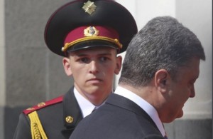 Стал инвалидом: трагическая судьба солдата, упавшего во время инаугурации Порошенко