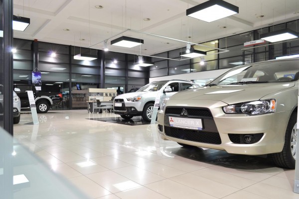 За ночь из автосалона в Москве украли 13 элитных иномарок