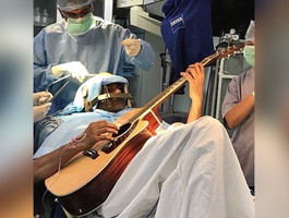 Индиец играл на гитаре во время семичасовой операции на мозге