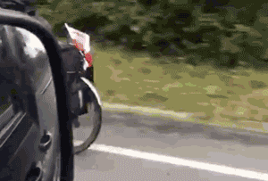 Автолюбители сняли, как монахиня мчится на велосипеде во весь святой дух